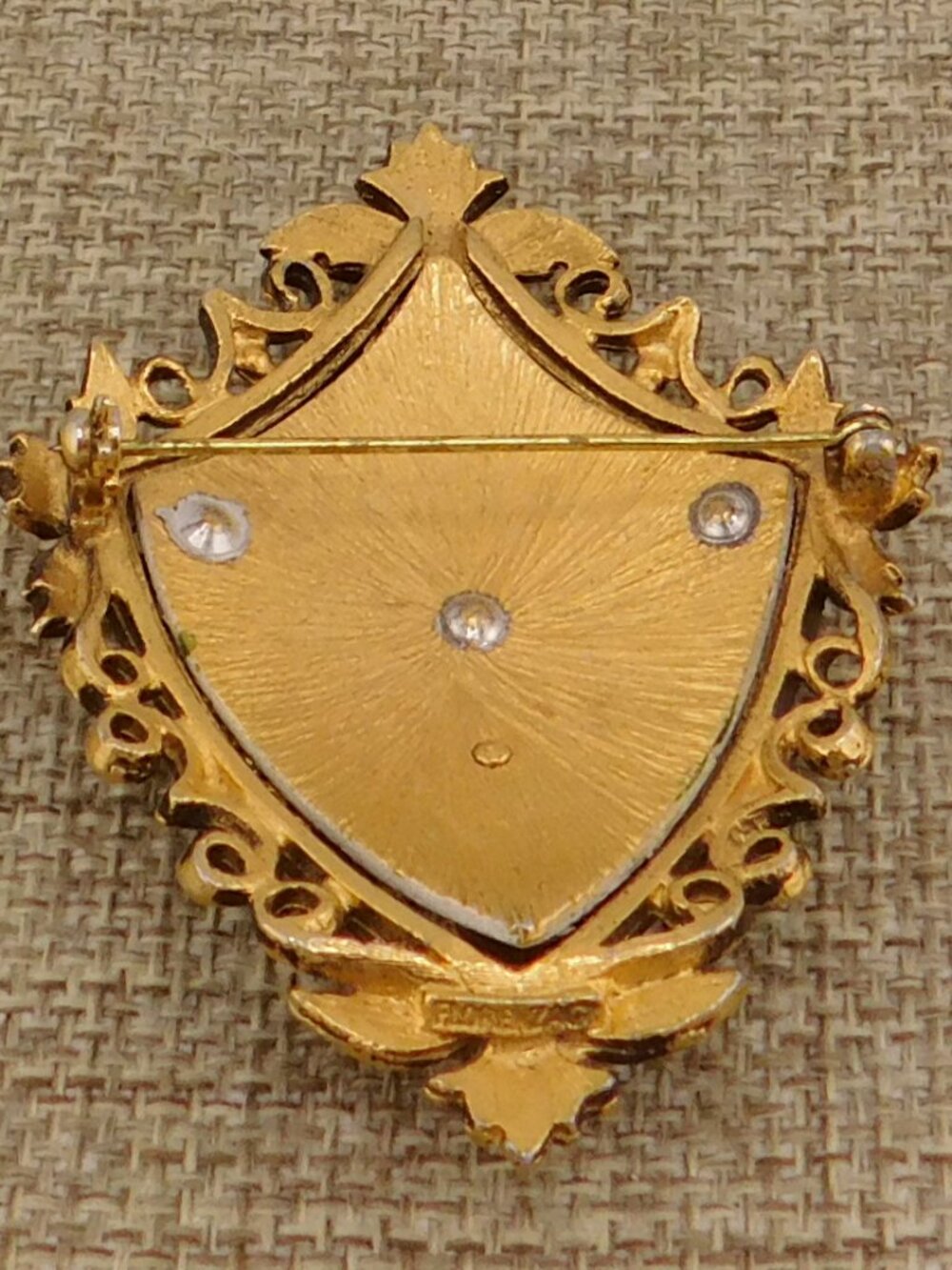 Florenza Goldtone Fleur di Lis Etruscan Brooch Shield Signed - Picture 4 of 7